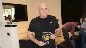 ניר דבורי בהשקת הספר, צילום: אור גפן